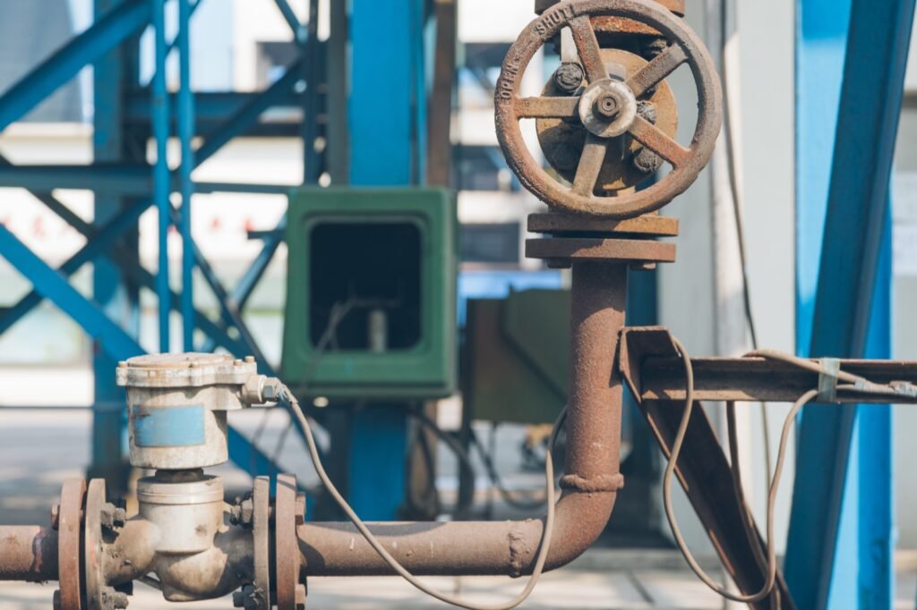 Tuberías y válvulas en una instalación industrial