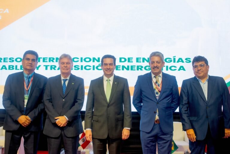 Autoridades en el congreso de transición energética y energías renovables de Expo Energética 2026