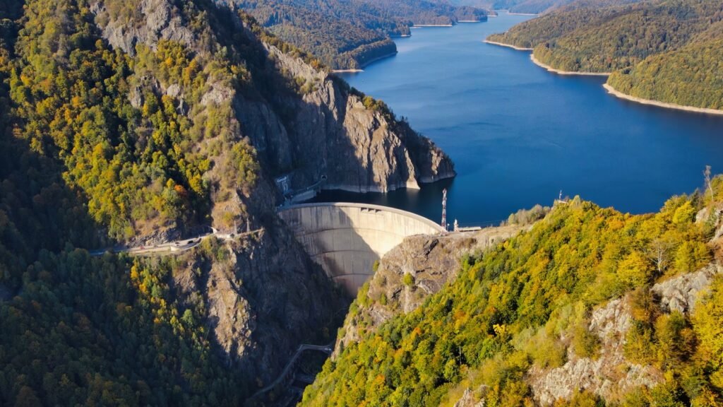 Presa y embalse de una central hidroeléctrica entre montañas