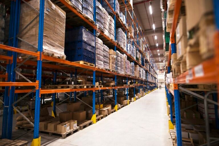 Estanterías de paletización de varios niveles con palés cargados en un almacén