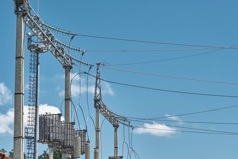 Transformadores de alta tensión en una subestación eléctrica