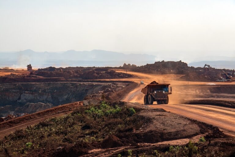 Camiones de acarreo transportan mineral de cobre en una mina a tajo abierto