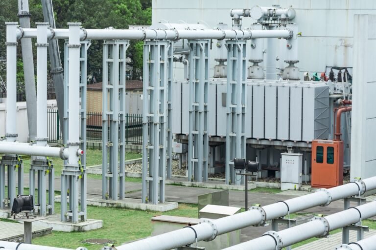 Subestación de distribución eléctrica con transformadores y estructuras de alta tensión