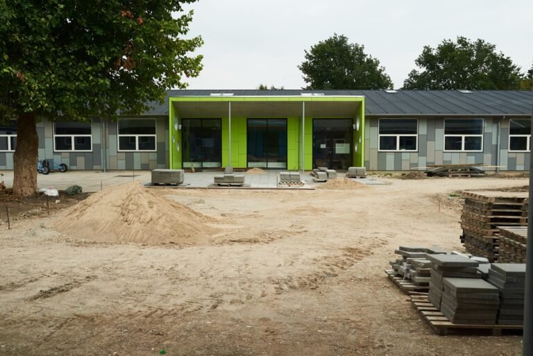 Edificio escolar en construcción con estructura de concreto