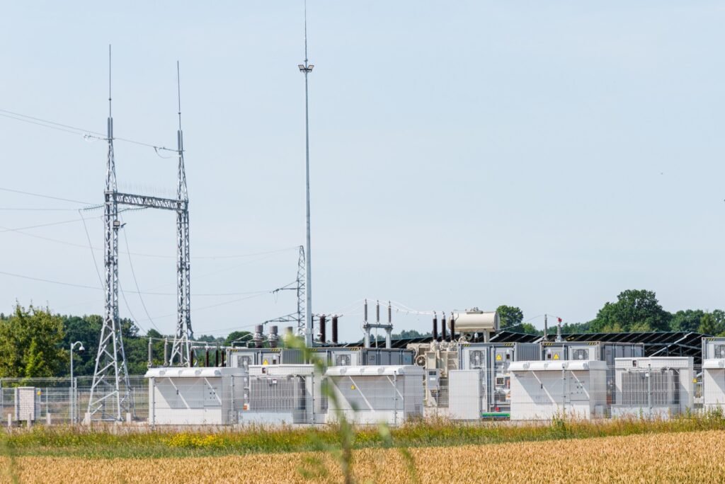 Contenedores de baterías de un sistema de almacenamiento de energía junto a una instalación eléctrica