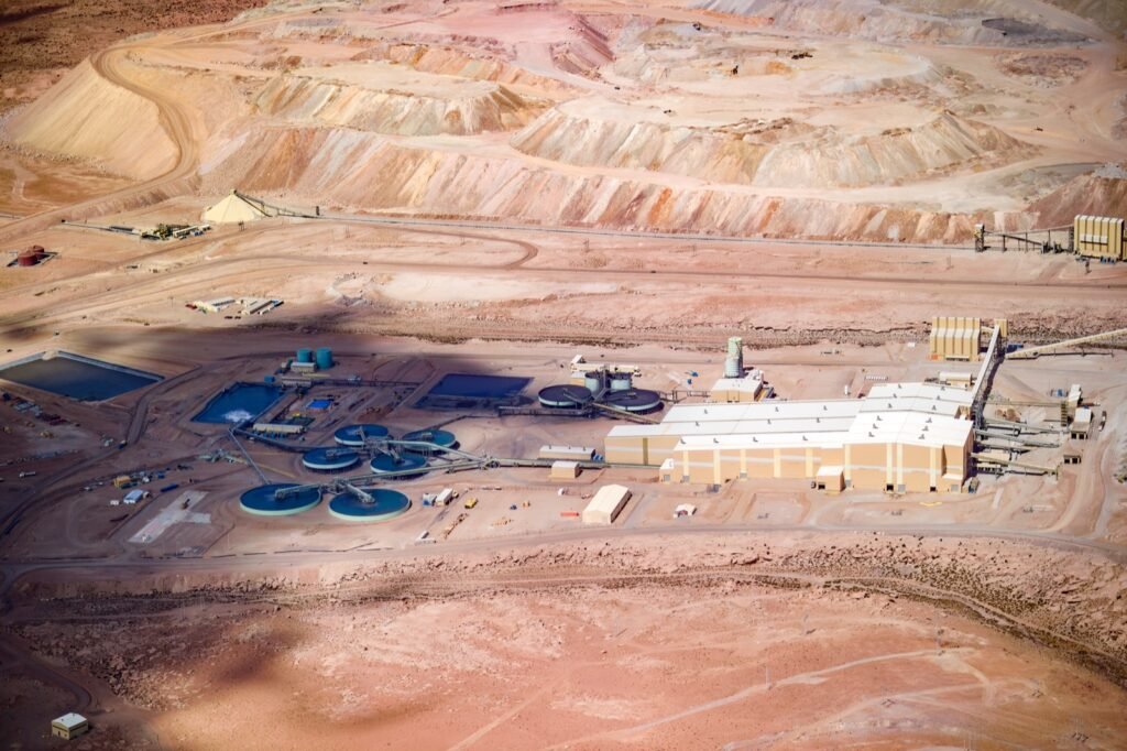 Vista aérea de una operación de cobre con planta de procesamiento y tajo abierto en zona árida
