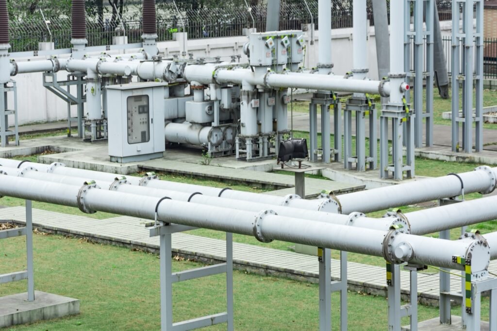 Tuberías y equipos de un sistema de suministro de energía en una instalación industrial
