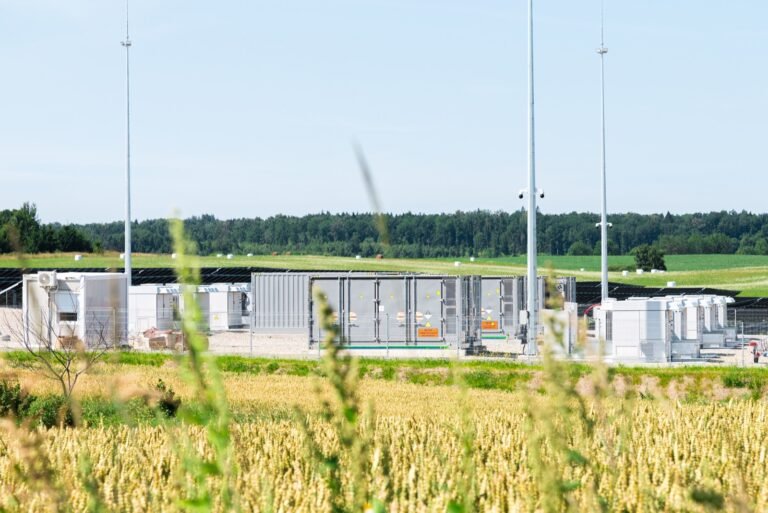 Contenedores de baterías de un sistema de almacenamiento de energía conectado a la red