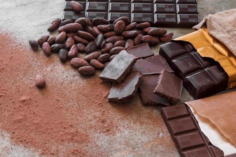 Granos de cacao, cacao en polvo y tabletas de chocolate
