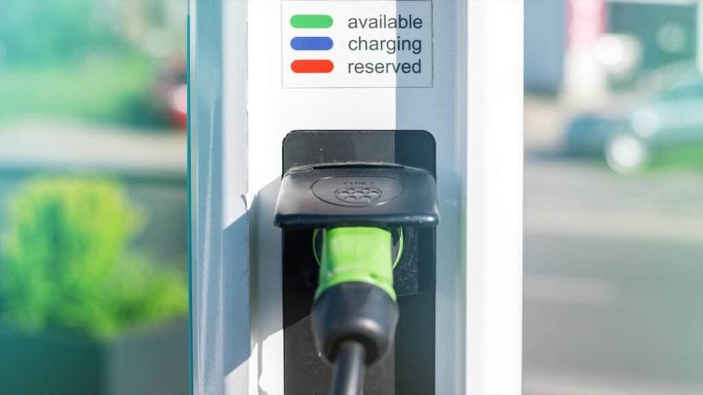 Conector de carga tipo 2 insertado en un punto de carga para vehículos eléctricos