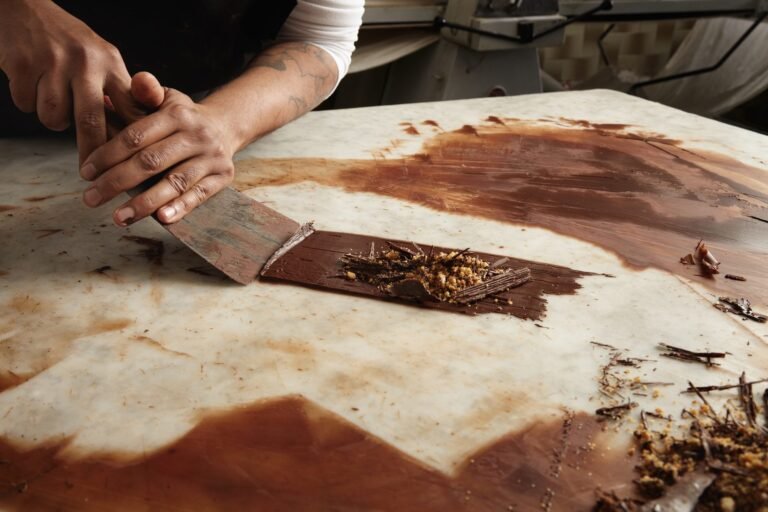 Chocolate atemperado sobre una mesa de mármol en un taller de chocolatería