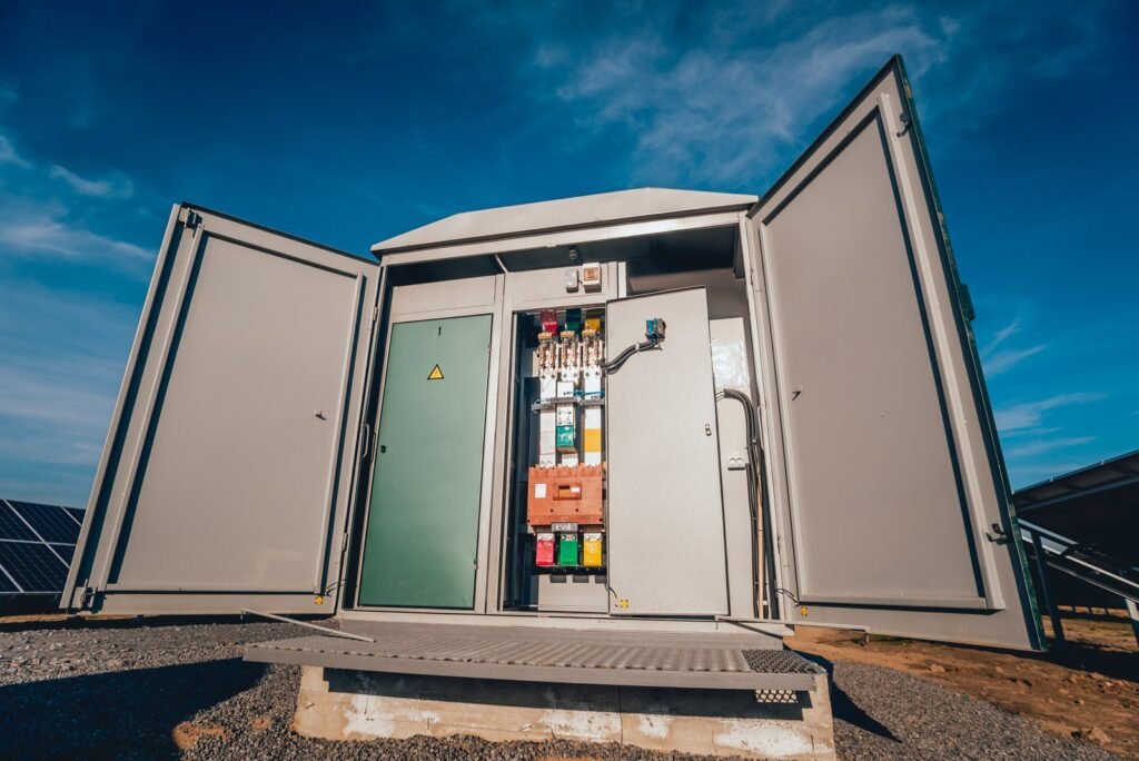 Caseta de inversores y almacenamiento de energía con las puertas abiertas en un parque solar